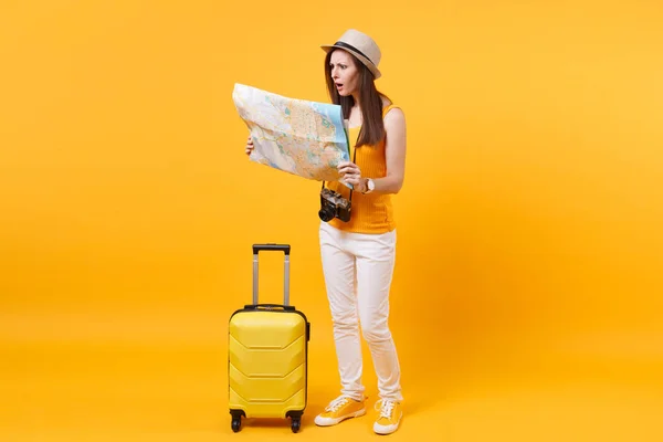 Mujer Turista Viajera Ropa Casual Verano Sombrero Con Maleta Mapa — Foto de Stock