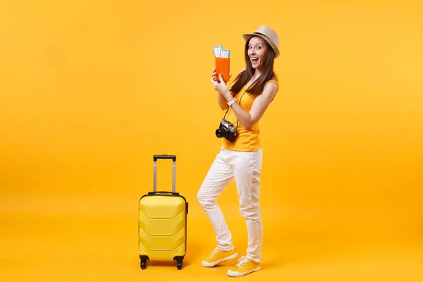 Mujer Turista Ropa Casual Verano Sombrero Con Pasaporte Entradas Maleta — Foto de Stock