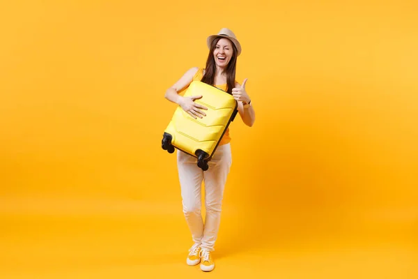 Podróżny Turystyczny Kobieta Letnie Ubranie Kapelusz Walizką Białym Tle Żółtym — Zdjęcie stockowe