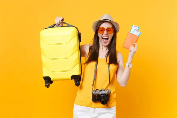 Viajante Mulher Turista Roupas Casuais Verão Chapéu Com Mala Bilhete — Fotografia de Stock