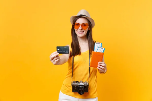 Mujer Turista Feliz Ropa Casual Verano Sombrero Con Tarjeta Crédito — Foto de Stock