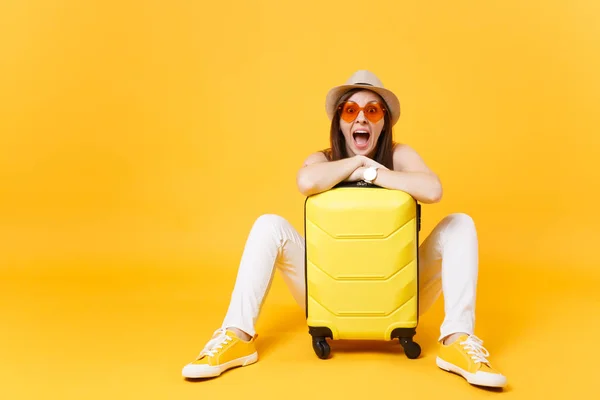 Ταξιδιώτης Τουριστικά Γυναίκα Στο Καλοκαίρι Casual Ρούχα Καπέλο Κάθονται Βαλίτσα — Φωτογραφία Αρχείου