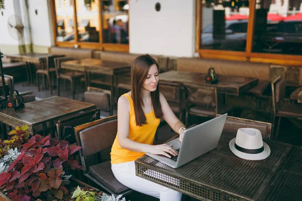 Kobieta Zewnątrz Kawiarni Café Siedząc Przy Stole Pracując Komputerze Nowoczesny — Zdjęcie stockowe