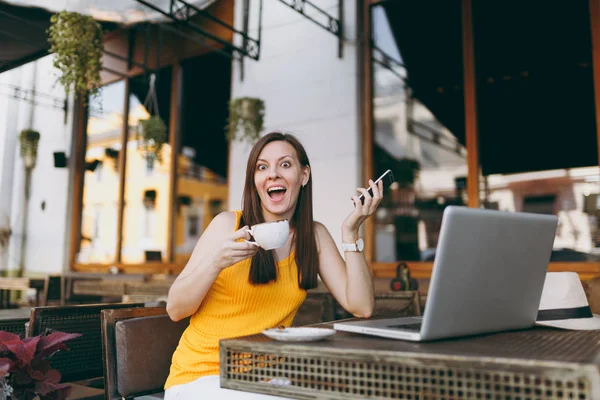 Szczęśliwa Dziewczyna Zewnątrz Ulicznych Kawiarni Café Siedzi Tabeli Komputerem Laptop — Zdjęcie stockowe