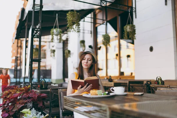 Kobieta Kawiarni Świeżym Powietrzu Ulicznych Kawiarni Siedzący Przy Stole Kapeluszu — Zdjęcie stockowe