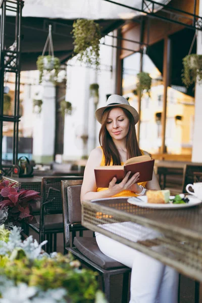 Frau Straßencafé Sitzt Tisch Mit Hut Liest Buch Mit Einer — Stockfoto