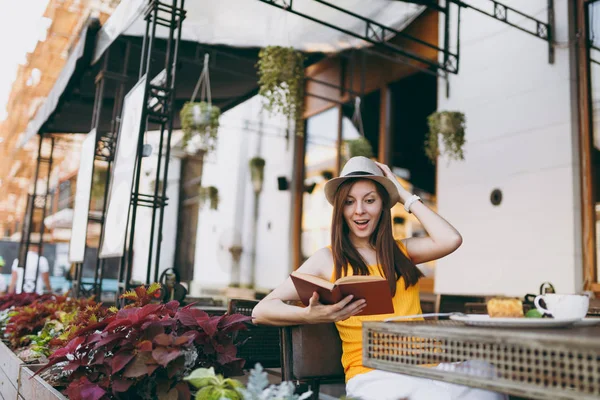 Woman Outdoors Street Coffee Shop Cafe Sitting Table Hat Reading — Stock Photo, Image