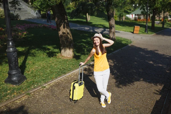 Viajante Alegre Mulher Turística Roupas Casuais Verão Amarelo Com Mala — Fotografia de Stock