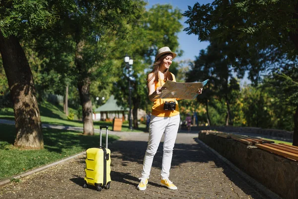 Mladí Radostné Cestovatel Turistické Žena Žluté Letní Neformální Oblečení Čepice — Stock fotografie