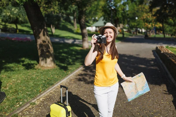 Jovem Viajante Turista Mulher Chapéu Com Mala Mapa Cidade Tirar — Fotografia de Stock