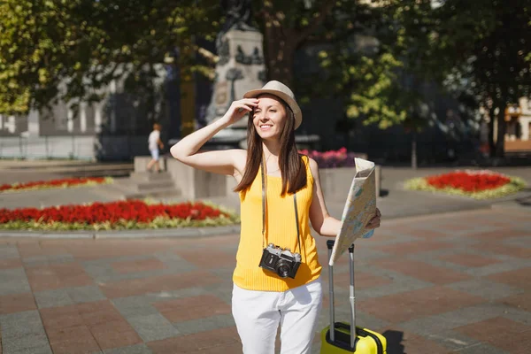 Νεαρή Όμορφη Ταξιδιώτη Τουριστικά Γυναίκα Καπέλο Βαλίτσα Περπατώντας Στην Πόλη — Φωτογραφία Αρχείου