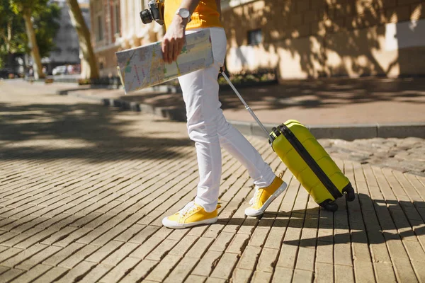 Imagen Recortada Viajera Mujer Turista Ropa Casual Amarilla Con Maleta — Foto de Stock