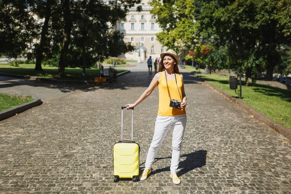 Městě Venkovní Chodit Radostné Cestovatel Turistické Žena Klobouku Žluté Ležérní — Stock fotografie