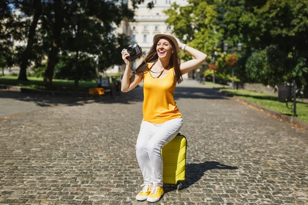 Viajante Risonho Turista Mulher Chapéu Sentado Mala Segurando Retro Câmera — Fotografia de Stock