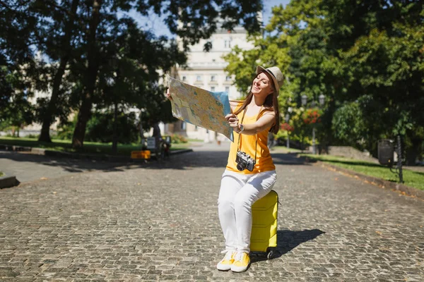 Eine Lächelnde Touristin Mit Gelbem Hut Sitzt Auf Einem Koffer — Stockfoto