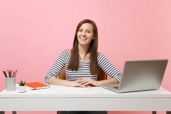 Młoda Wesoła Kobieta Ubranie Usiąść Pracować Biały Biurko Nowoczesnym Laptopem — Zdjęcie stockowe