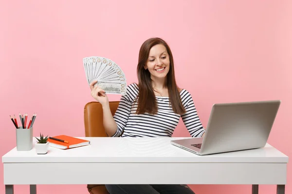 Young Smiling Woman Shopping Online Holding Bundle Lots Dollars Cash — Stock Photo, Image
