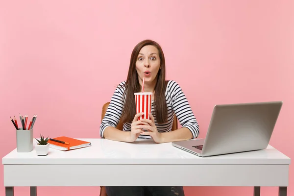 Jeune Femme Drôle Étonné Tenant Tasse Plactique Avec Cola Soda — Photo