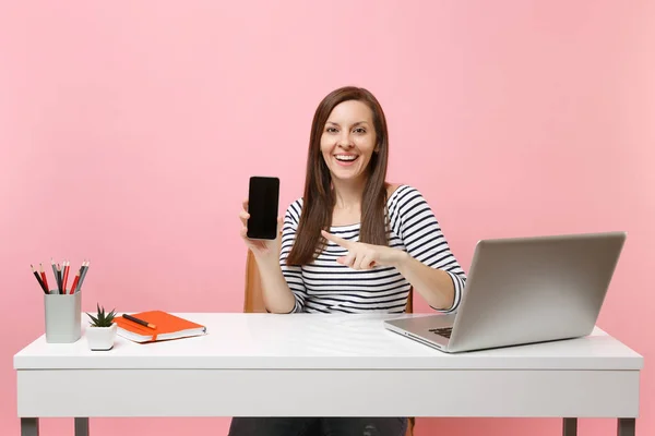 Усміхнена Жінка Вказує Вказівний Палець Мобільний Телефон Порожнім Порожнім Екраном — стокове фото