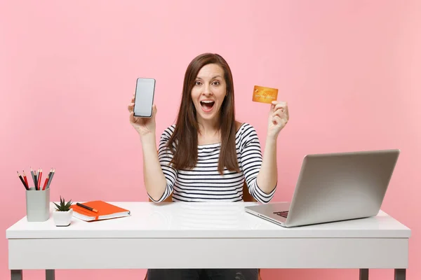 Mulher Chocada Segurando Telefone Celular Com Tela Vazia Branco Cartão — Fotografia de Stock