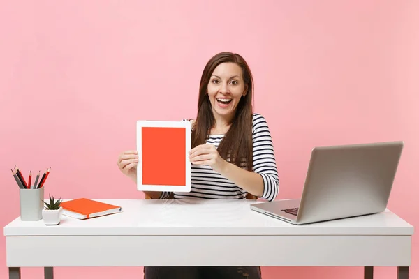 Joven Mujer Emocionada Mantenga Computadora Tableta Con Pantalla Vacía Blanco — Foto de Stock