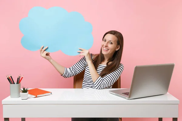 Lachende Vrouw Houd Blauwe Lege Lege Zeggen Wolk Tekstballon Zitten — Stockfoto