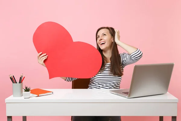 Chica Feliz Soñadora Mirando Hacia Arriba Sosteniendo Corazón Vacío Rojo — Foto de Stock