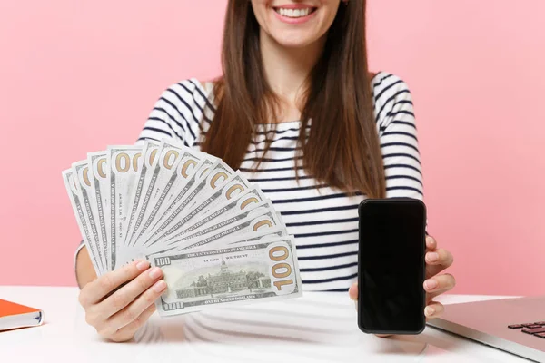 Imagen Recortada Mujer Sonriente Sosteniendo Teléfono Móvil Con Pantalla Vacía —  Fotos de Stock