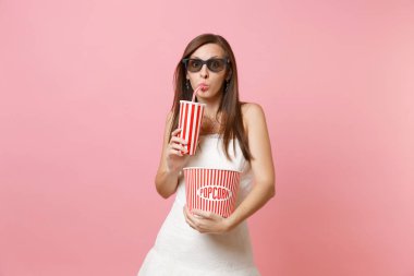 Düğün kadında meraklı gelin elbise, 3d gözlük tutan kova patlamış mısır, plastik bardak soda ya da pastel pembe izole cola film film izlerken. Düğün kutlama. Sinema duygular