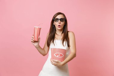 Düğün kadında şok gelin elbise, 3d gözlük tutan kova patlamış mısır, plastik bardak soda ya da pastel pembe izole cola film film izlerken. Düğün kutlama. Sinema duygular