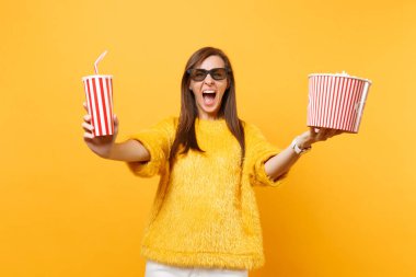 Çılgın genç kadın çığlık, film film izlerken, bekletme kova patlamış mısır, plastik bardak kola veya izole sarı zemin üzerine soda 3d IMAX gözlük. İnsanlar sinema, samimi duygular yaşam tarzı