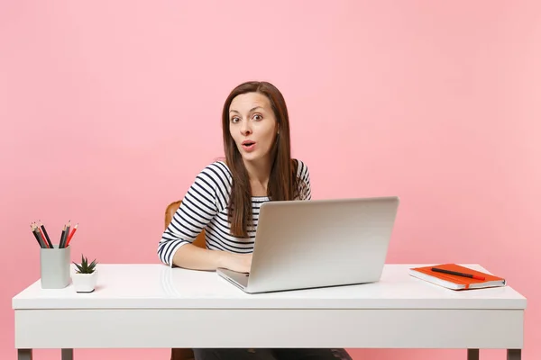 Young Geschokt Vrouw Casual Kleding Aan Project Met Laptop Werken — Stockfoto