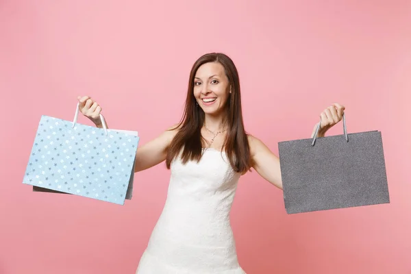 Porträt Der Lächelnden Hübschen Braut Brautkleid Halten Bunte Pakete Mit — Stockfoto