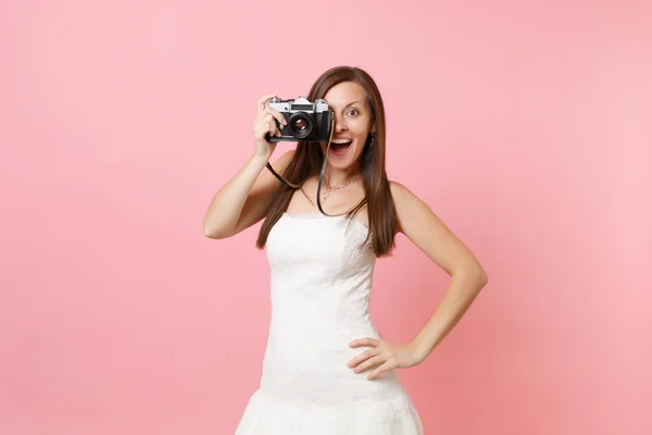 Opgewonden Bruid Vrouw Trouwjurk Foto Nemen Retro Vintage Fotocamera Personeel — Stockfoto