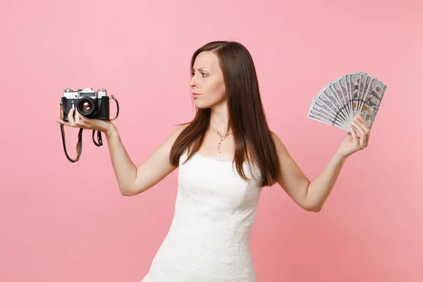 Nadenkend Bruid Vrouw Bruiloft Jurk Bedrijf Retro Vintage Fotocamera Bundel — Stockfoto