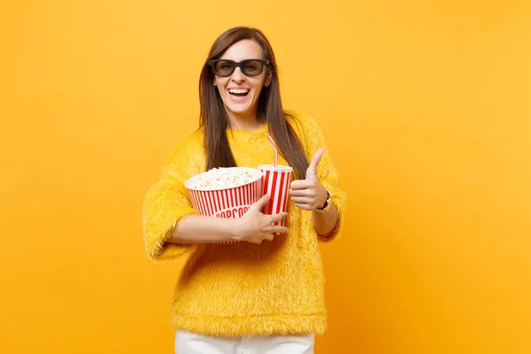 Joyful Jovem Mulher Óculos Imax Assistindo Filme Segurando Balde Pipoca — Fotografia de Stock