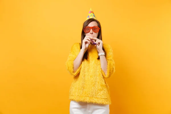 Retrato Mujer Joven Asombrada Gafas Naranjas Divertidas Sombrero Fiesta Cumpleaños —  Fotos de Stock