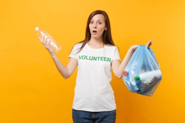 T-shirt gönüllü, çöp kadın çanta üzerinde izole sarı arka plan. Gönüllü ücretsiz destek yardım, sadaka grace. Çevre kirliliği sorunu. Doğa çöp çevre koruma kavramı durdurmak