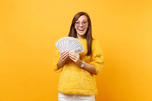 Retrato Una Joven Sonriente Con Anteojos Corazón Sosteniendo Montón Dólares —  Fotos de Stock