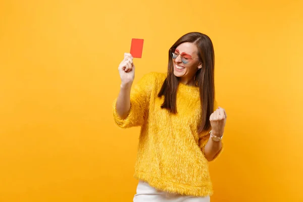 Mujer Joven Feliz Suéter Piel Gafas Corazón Apretando Puño Como — Foto de Stock