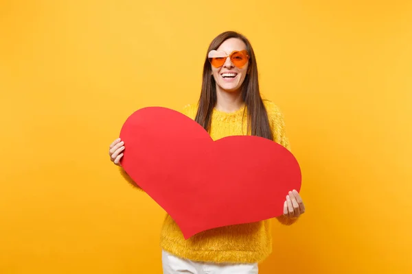 Mujer Joven Feliz Sonriente Suéter Piel Gafas Corazón Naranja Sosteniendo — Foto de Stock