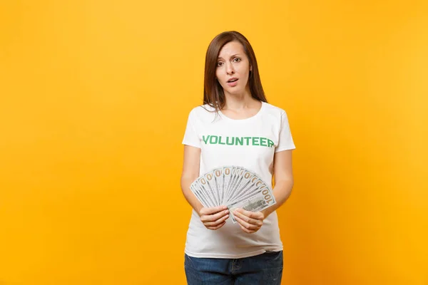 Donna Shirt Bianca Con Iscrizione Scritta Titolo Verde Volontario Tenere — Foto Stock