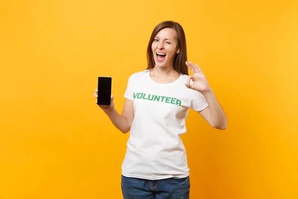 Donna Shirt Bianca Scritta Iscrizione Verde Titolo Volontario Tenere Telefono — Foto Stock