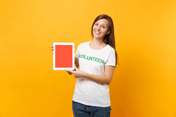 Donna Shirt Bianca Scritta Iscrizione Verde Titolo Volontario Tenere Tablet — Foto Stock