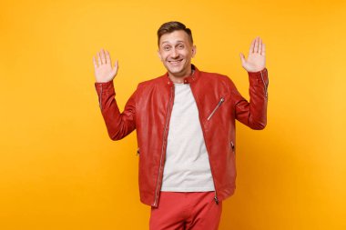 25-30 yıl içinde deri ceket, t-shirt üzerinde izole parlak sarı eğilimleri arka plan ayakta yakışıklı genç gülümseyen portre vogue. İnsanlar samimi duygular yaşam tarzı kavramı. Reklam alanı