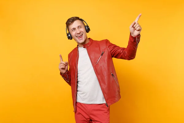 Portrait Vogue Feliz Joven Divertido Chaqueta Cuero Rojo Camiseta Escuchar —  Fotos de Stock