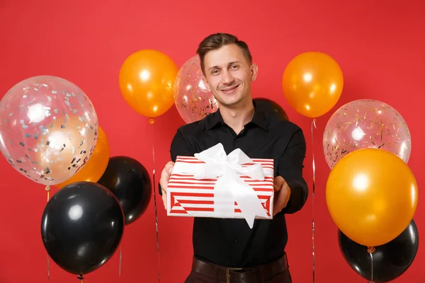 Schöner Junger Mann Schwarzem Klassischem Hemd Mit Roter Schachtel Und — Stockfoto