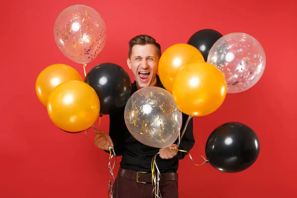 Ein Überglücklicher Junger Mann Schwarzen Hemd Mit Luftballons Feiert Isoliert — Stockfoto