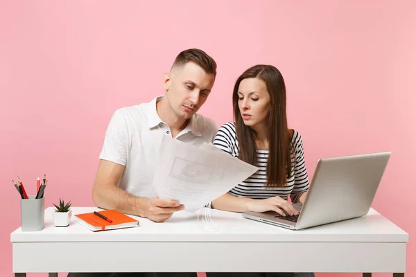 Due Giovani Colleghi Uomini Affari Concentrati Lavorano Alla Scrivania Bianca — Foto Stock