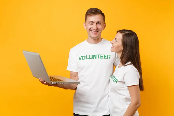Coppia Colleghi Shirt Bianca Con Iscrizione Verde Volontario Utilizzando Digitazione — Foto Stock
